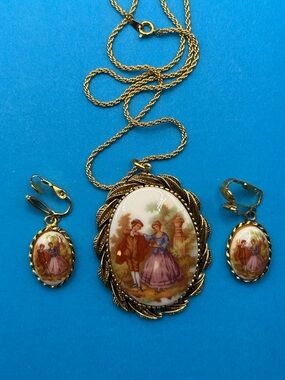 Gold Tone Courting Couple Set